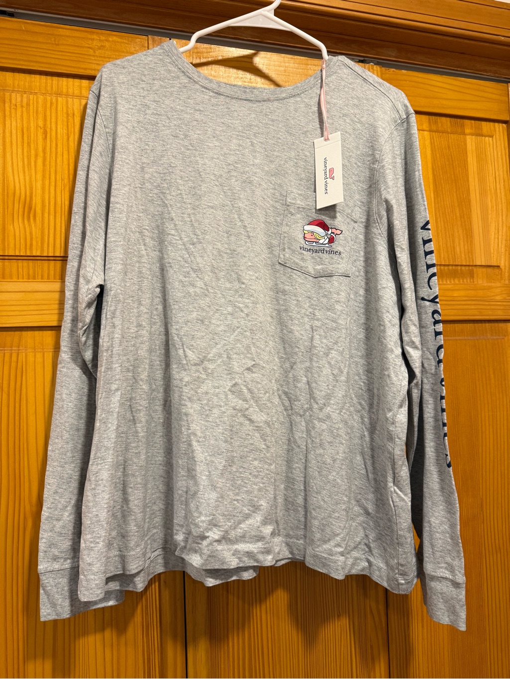 Vineyard Vines Women’s Christmas Long-Sleeve Pocket Tee Light Gray